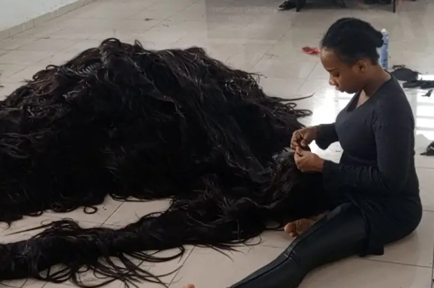 Guinness World Record Helen world longest wig