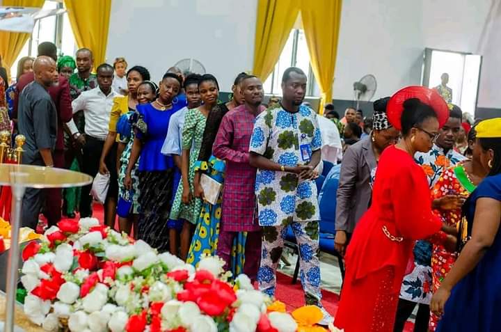 Dunamis Pastor Shares Food Items to Church Members Amidst Rising Call For Tithe Payment