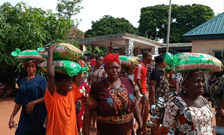 Anambra Philanthropist Distributes Over 600 Bags of Rice To Indigent Residents