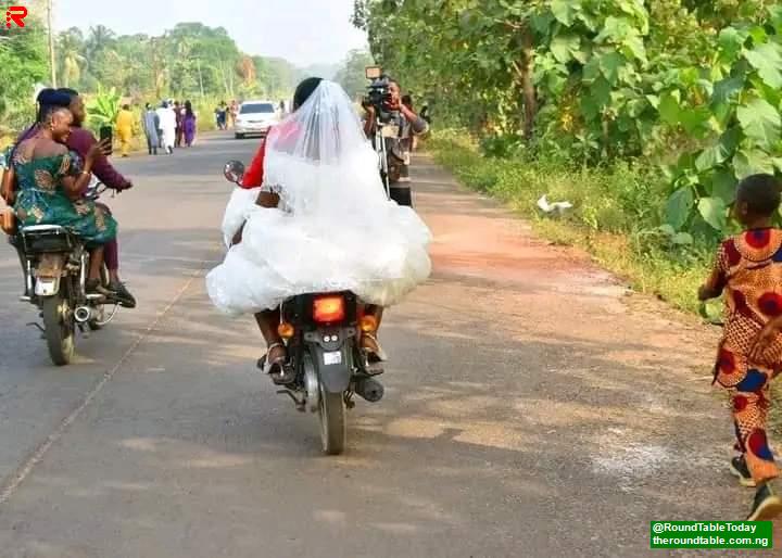 Photo: Newlywed Couples Decide to Take Motorcycle Home on Their Wedding Day