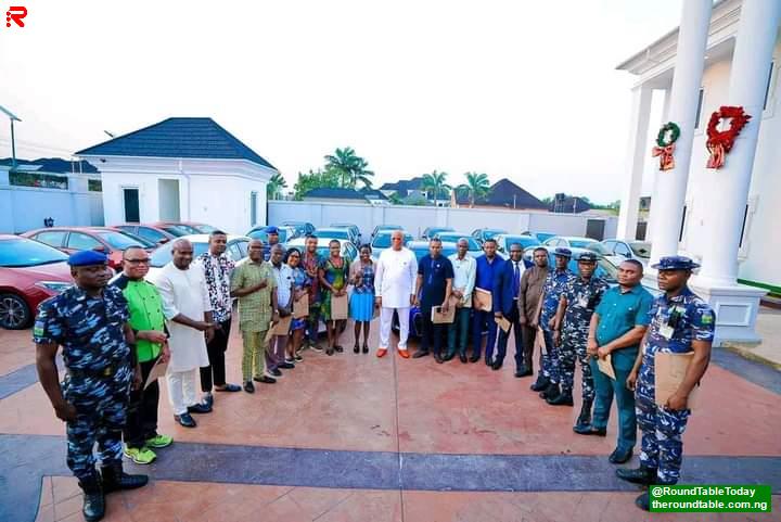 Nigerian Gov Presents Cars to Over 20 Aides as Christmas Gifts